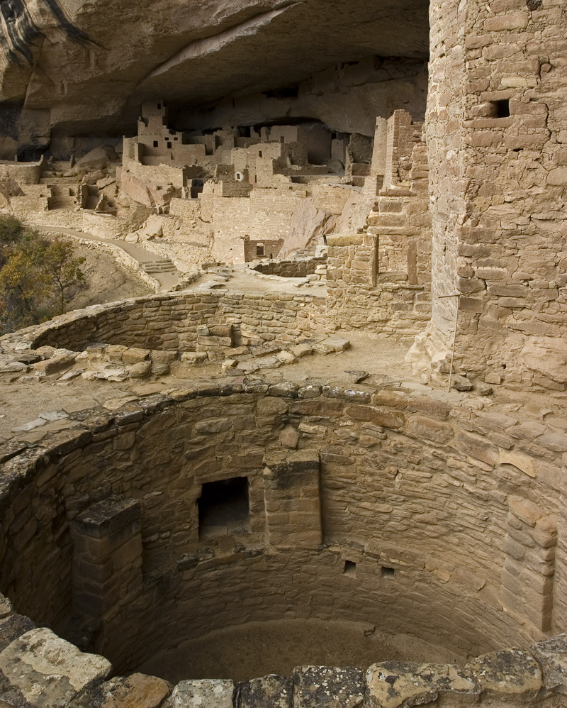 Abitazioni a pozzo chiamate ''pueblo'' intagliate nella roccia. 