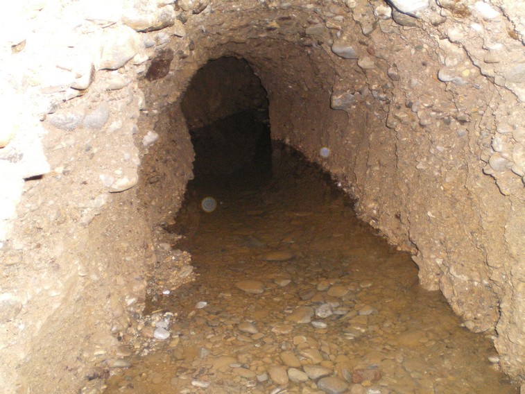 Una delle zone del tunnel con presenza di acqua