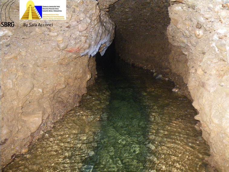 Canali d'acqua all'interno del tunnel