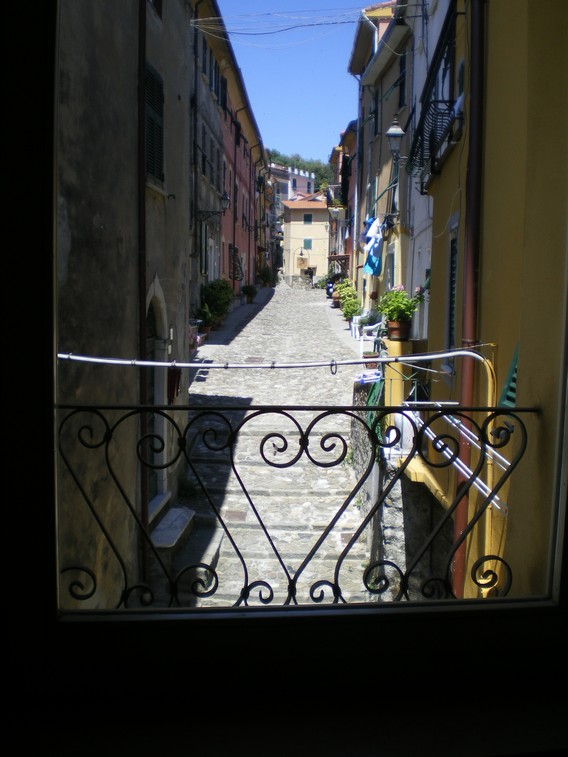 La vista sul borgo dal soggiorno-pranzo