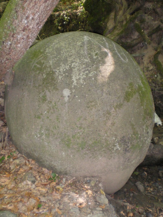 Sfera di pietra a Zavidovici