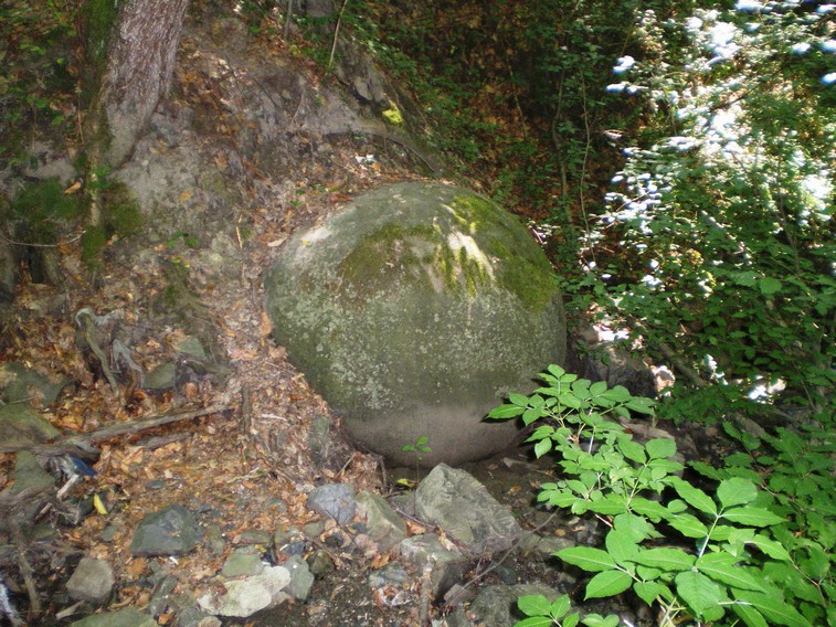 Sfera di pietra a Zavidovici