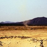 Desertificazione-La mancanza d'acqua nel Sahel,inibisce la vegetazione e la coesione dei suoli che si disintegrano e vanno ad alimentare le tempeste di sabbia.