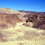 L'erosione del deserto. Le venature all'interno della roccia e gli strati ocra, sono creati a causa dell'ossidazione