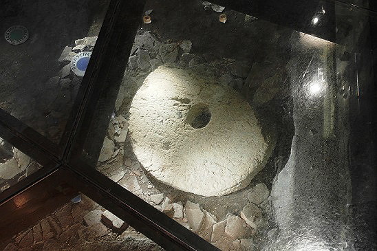 Sotto la pavimentazione in vetro si possono vedere gli oggetti ritrovati durante gli scavi