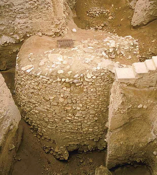La torre circolare nelle mura di cinta dell'insediamento protourbano di Gerico risalenti all'VIII millennio a.C.
