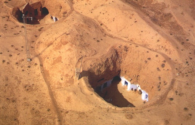 Le abitazioni a pozzo scavate nel terreno argilloso sono fornite di cisterne e pozzi per la raccolta dell'acqua piovana