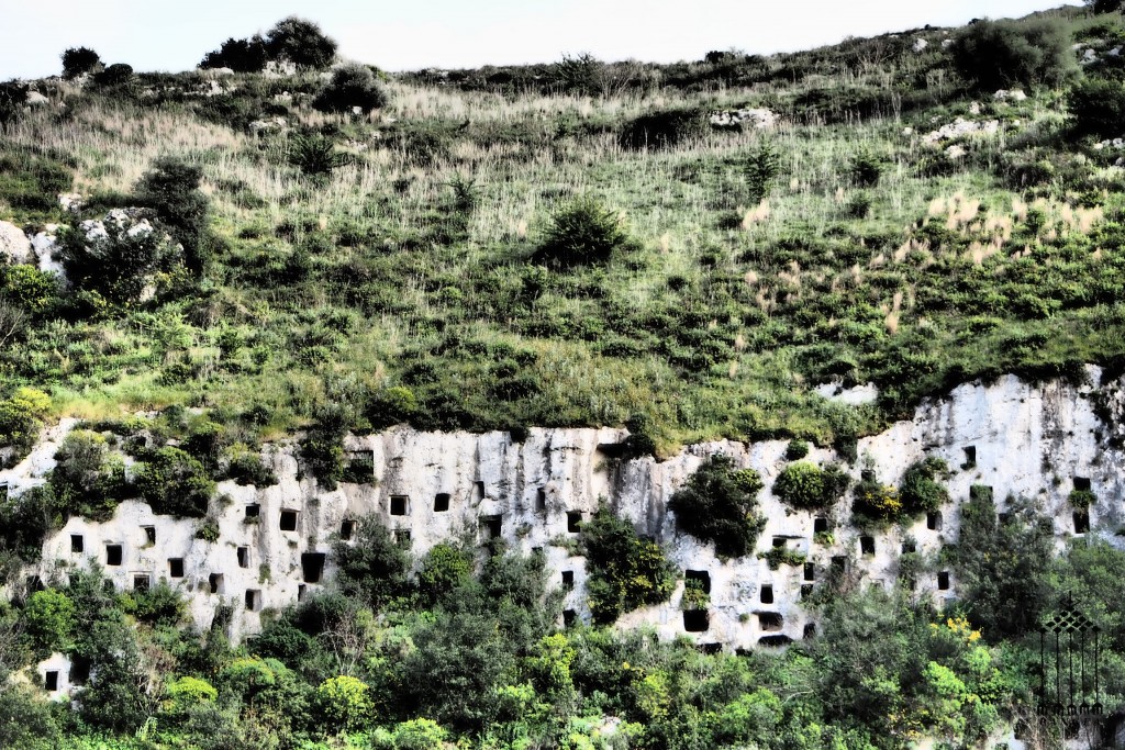Il sito di Pantalica in Sicilia, risale all'Età del Bronzo ed è situato lungo le gole dei Monti Iblei localmente chiamate caverne e si compone di circa 5000 cavità ipogee scavate nel pendio