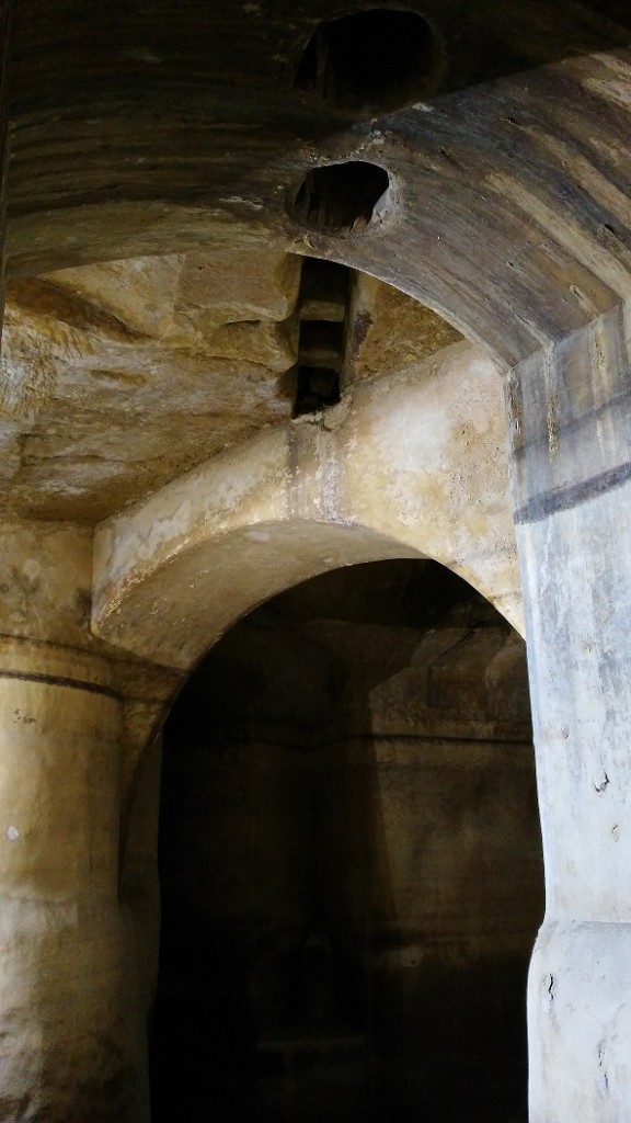 Cisternone ipogeo. Si notano gli orifizi superiori per l'acqua e l'intonaco d'impermeabilizzazione rossastro per l'uso di cocci pestati nell'intonaco (Matera)