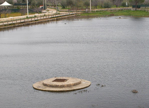 Pozzi di raccolta dell'acqua nei laghi carsici (Conversano - BA)