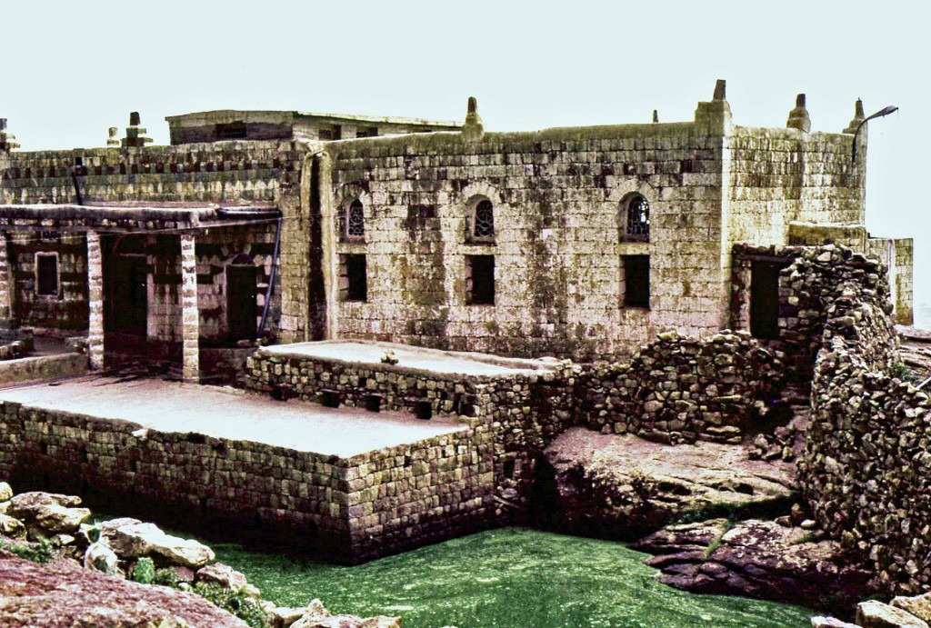 Hajara (Yemen) Anche la più piccola moschea ha il proprio ''resaf'', terrazza o cortile per la raccolta dell'acqua, che è contenuta in una cisterna a cielo aperto, e stanze sotterranee per le abluzioni