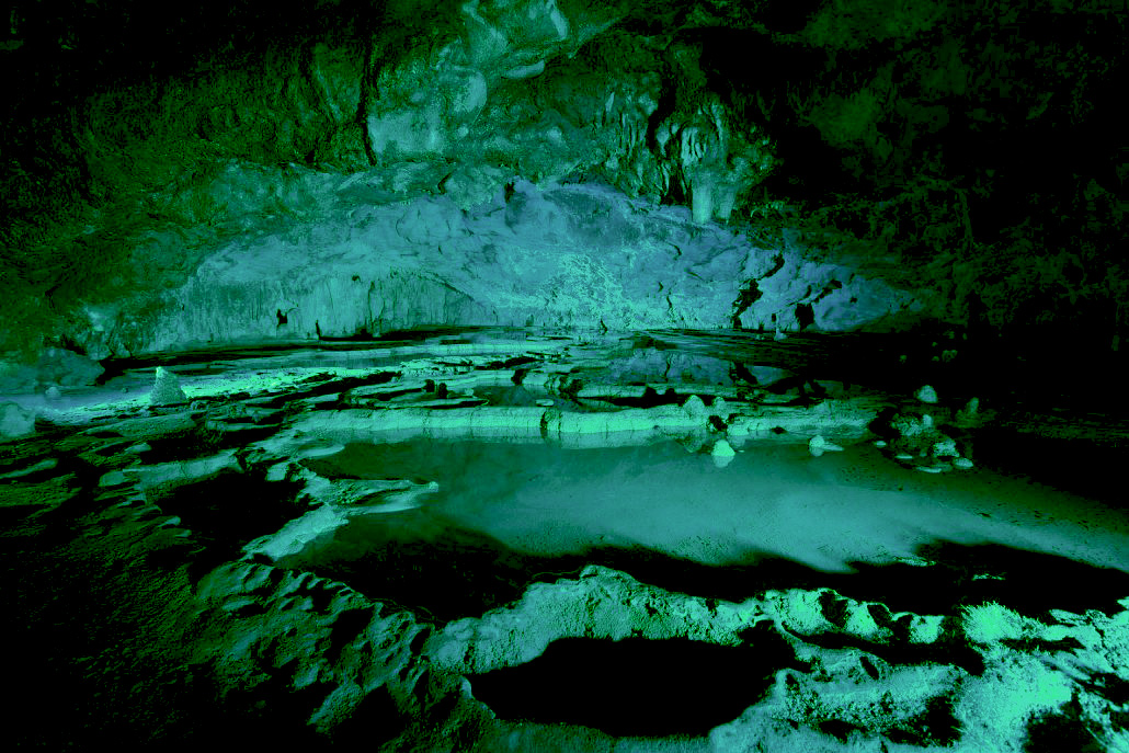 La grotta di Pertosa (Cilento) utilizzata per le sue piscine di acqua e come luogo sacro fin dal Paleolitico. Sopra : gli ammassi e cumuli di pietre disseminati in tutto il Sahara, si riferiscono ad una civiltà preistorica basata sulla capacità di catturare la quantità d'acqua contenuta sia nell'atmosfera che nelle masse di pietra fredde in cui si forma la condensa trattenuta dal terreno