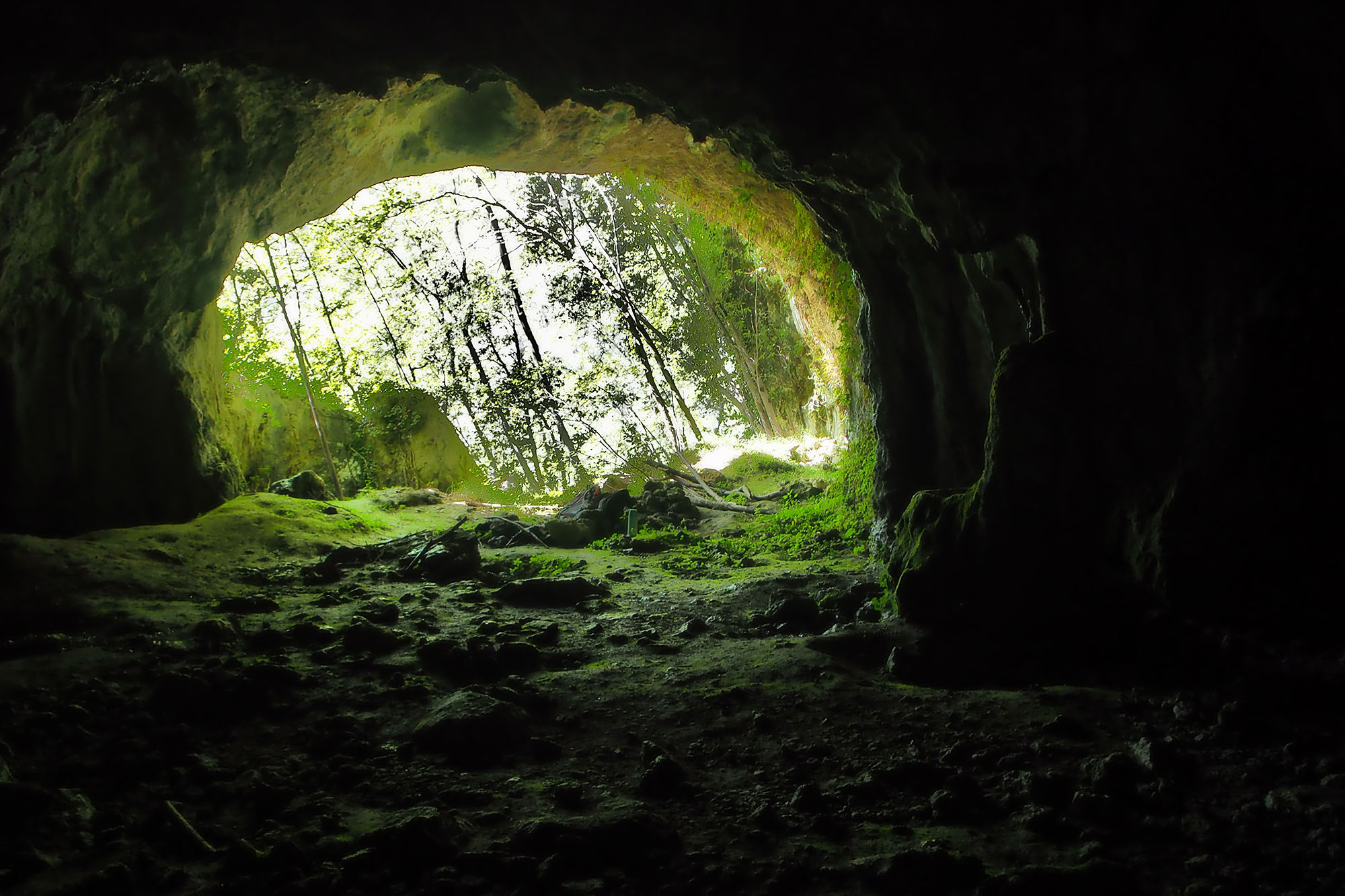 La grotta del Tanaccio (Toscana) venne attrezzata, nell'antichità, con un trono di pietra scavato al di sotto della stallattite per raccogliere l'acqua di stillicidio usata per riti di fecondità. Questo luogo, usato dalle donne, assumeva una carica rituale molto forte, simile alla grotta di Loltun nello Yucatan.