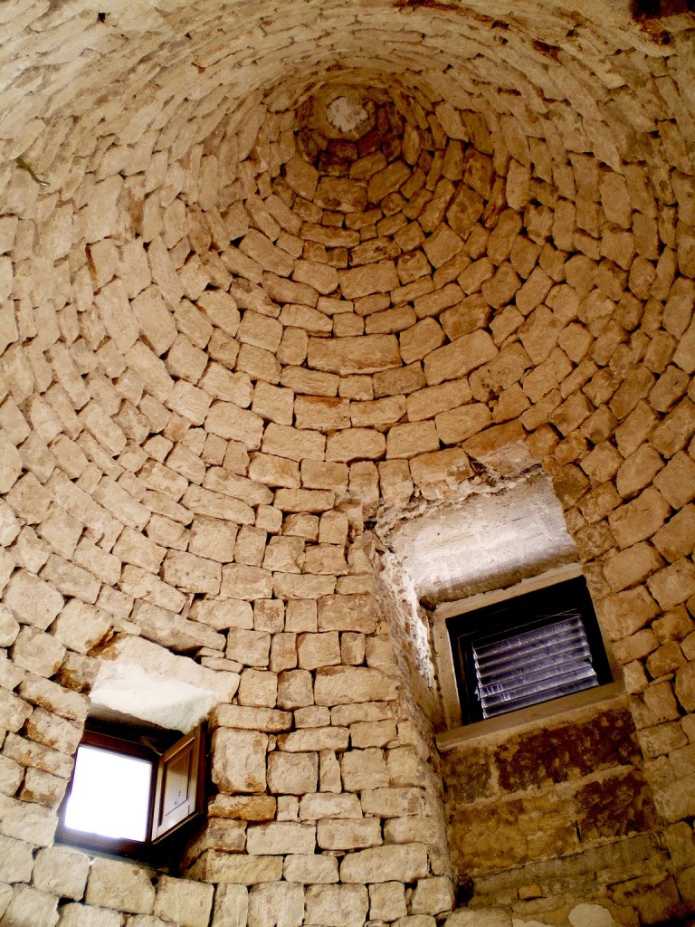 Interno di un trullo - Come i tholos, la copertura del trullo è una falsa cupola che non ha bisogno di una chiave di volta in alto per sostenersi