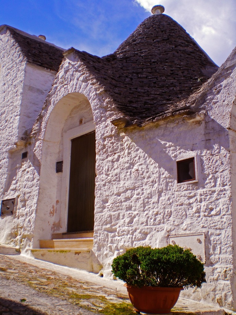 I trulli, diffusi nella regione pugliese, traggono la loro origine dai tholos micenei di cui alcune tracce archeologiche sono state effettivamente trovate nella zona