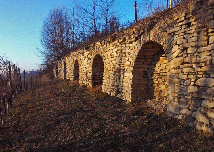 Langhe - Particolari tipi di sistemi di terrazzamenti realizzati con una serie di archi in pietra. Il porticato permette di risparmiare materiale da costruzione e crea le stesse aperture utili per il drenaggio e la captazione dell'acqua