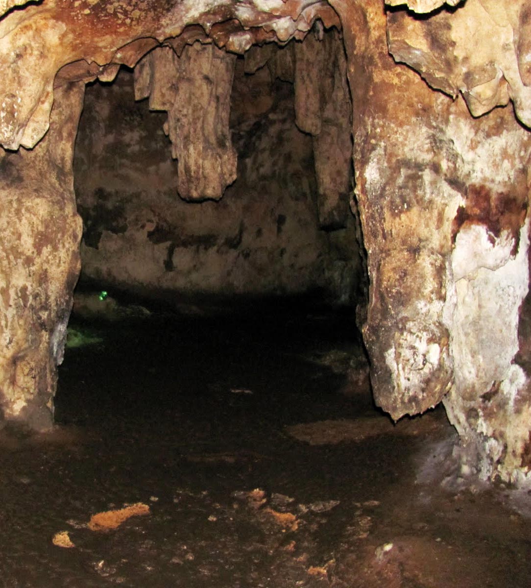 La grotta di Loltun (Yucatan) fu attrezzata, nella preistoria, con pozze scavate al di sotto delle stallattiti per raccogliere l'acqua di stillicidio. Raffigurazioni riferite ai riti di fecondità e graffiti a spirale attestano le carica rituale che assumeva il luogo