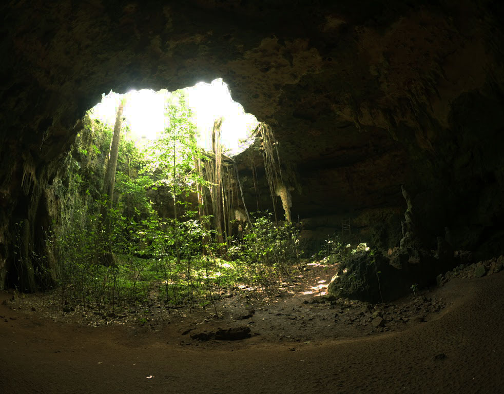 La grotta di Loltun (Yucatan). Il nome della grotta, che significa "fiori di pietra" ancora oggi ricorda la pratica di utilizzare queste cavità nei primi tentativi di coltivare le piante raccolte durale migrazioni