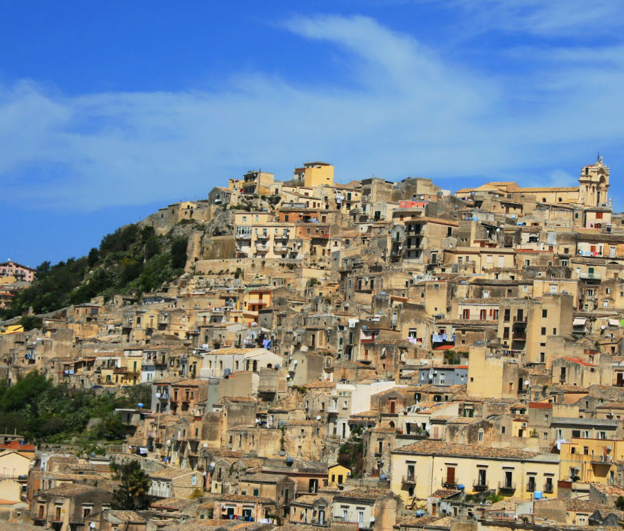 Gli antichi centri della regione Iblea. Sopra: Scicli e le facciate costruite in sovrapposizione della rete di strutture sotterranee. Sotto: Modica organizzata in cerchi concentrici lungo il pendio. Le somiglianze con i Sassi di Matera e gli ecosistemi delle gravine sono evidenti a causa della loro origine comune nel layout idro-agricolo