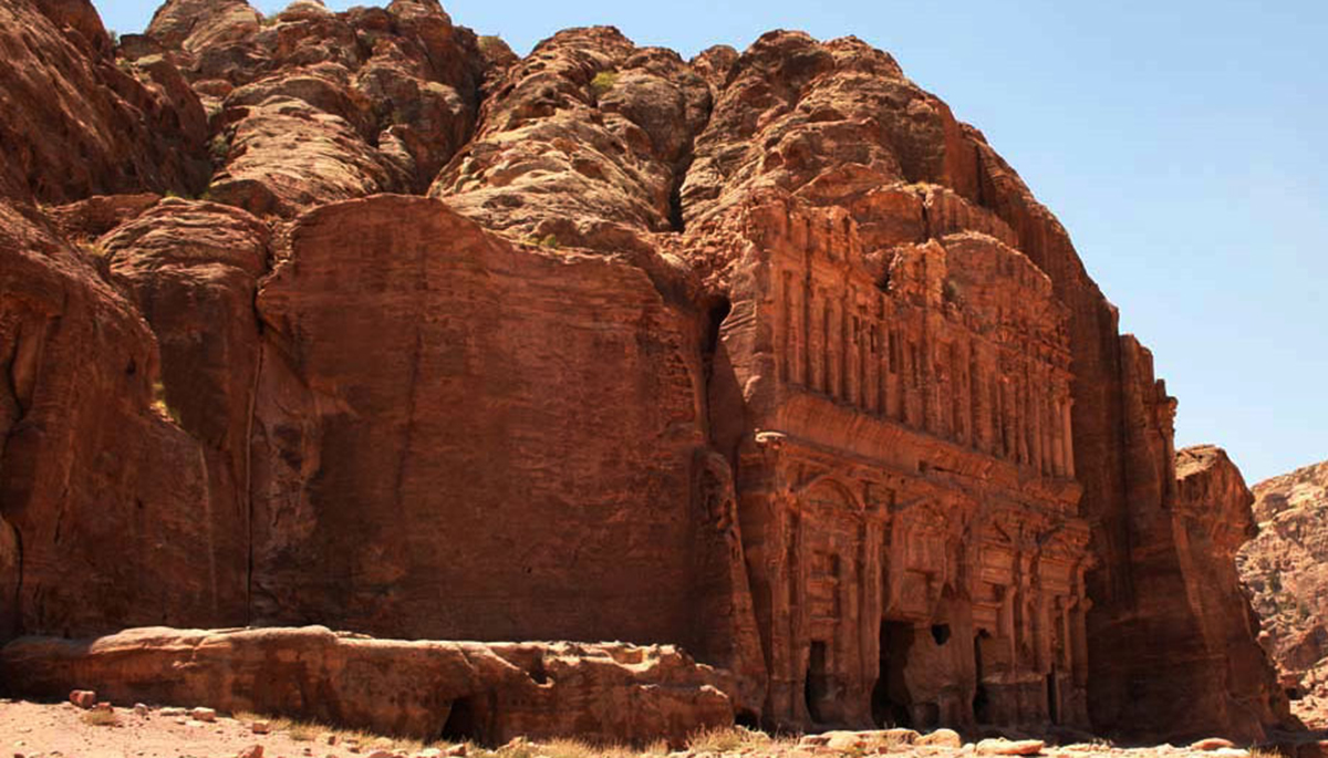 I famosi monumenti di Petra erroneamente definiti come tombe, erano luoghi rappresentativi, depositi di beni e spazi per riti familiari. Tutti le parti scavate avevano anche una relazione con l'acqua. Il cosiddetto Palace Tomb, è un complesso monumentale situato alla fine del lungo acquedotto del Wadi al Mataha che formava una grande cascata.