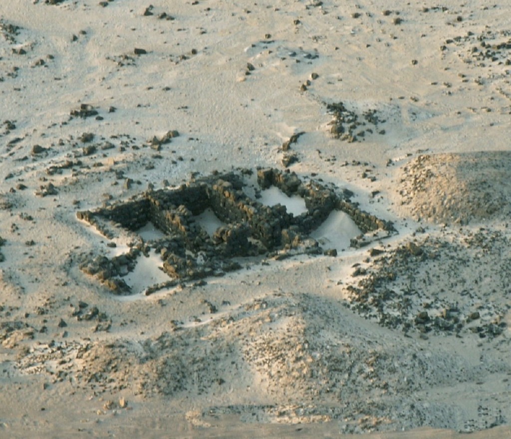 Sito archeologico di Qana (Yemen) Il promontorio di Qana, sopra l'Oceano Indiano, è dotato di vari tipi di dispositivi per la raccolta dell'acqua. Le cisterne sono dotate di sistemi di filtraggio e decantazione (foto sopra) ed hanno anche forme particolari a mezzaluna. L'acqua proveniva dalle sporadiche piogge e dalla condensazione dell'umidità del mare