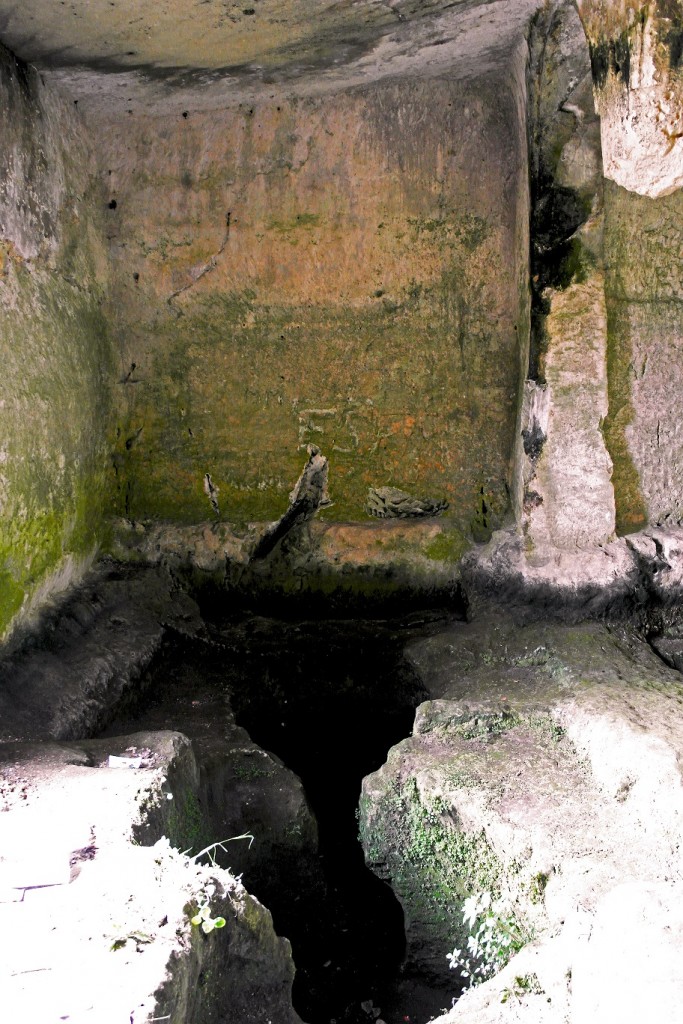 Gravina di Puglia - Il canale scavato sul pendio fornisce acqua per la cisterna scavata nella sala ipogea dell'insediamento troglodita