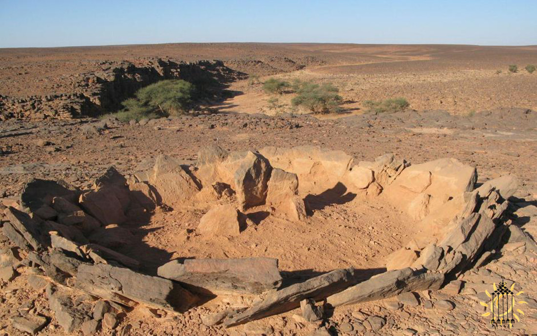 Mausoleo preistorico sahariano. Questi complessi monumenti chiamati ''tombe solari'' sono fatti di anelli concentrici e possono essere interpretati come sistemi di raccolta della rugiada