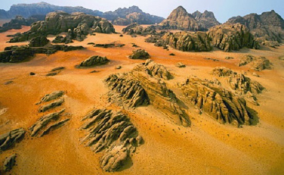 L'umidità condensata nelle rocce,dovuta alla differenza di temperatura, ha un'azione di dissoluzione lenta ma costante.L'acqua penetra le rocce durante la notte ed evapora nuovamente dalla superfice per effetto del calore del giorno. Durante questo processo l'acqua dissolve i sali nelle profondità della roccia, li trasporta e li condensa all'interno della roccia. Le venature all'interno della roccia e gli strati ocra sono creati sulla superfice a causa dell'ossidazione.