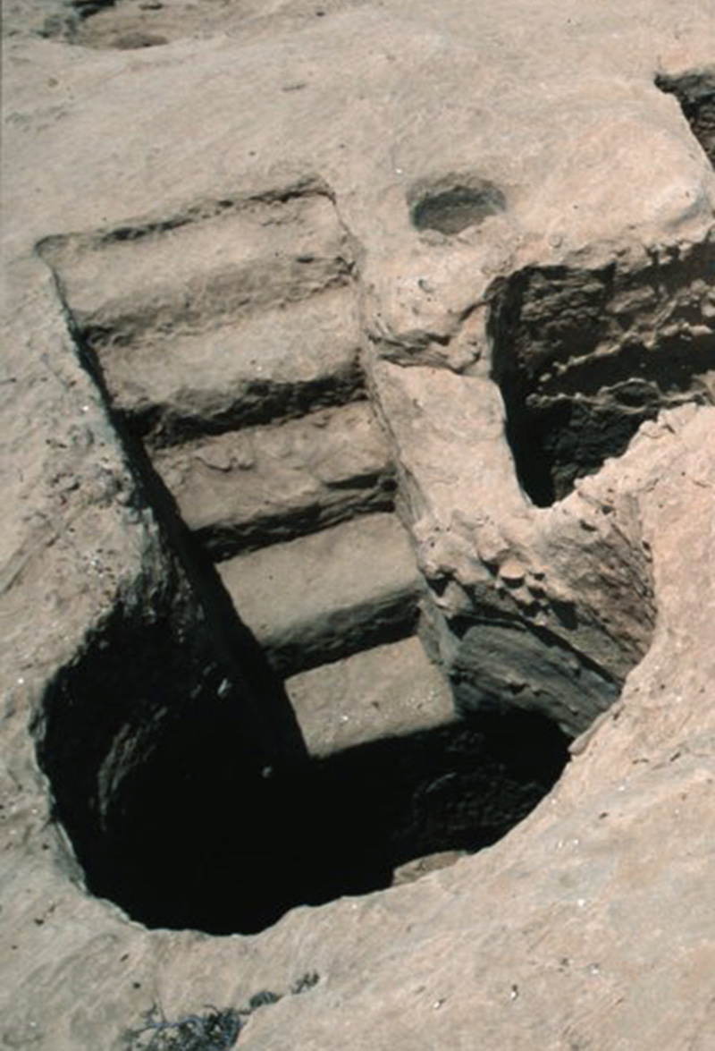 Ingresso di una cisterna sotterranea. La maggior parte dei dispositivi antichi di raccolta dell’acqua, sono piccole pozze scavate sull’altopiano che si sono evolute nelle cosiddette cisterne a campana data la forma a bulbo