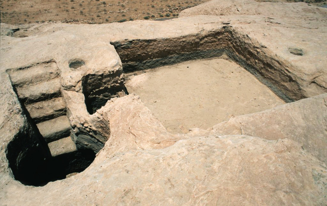 Una trappola per le piene a Bir Huweimel. Argini di pietra trasmettono le inondazioni degli wadi al sistema di raccolta delle acque. Quest’ultimo è fatto di molti bacini di decantazione e pulizia dell’acqua mediante sfioratori