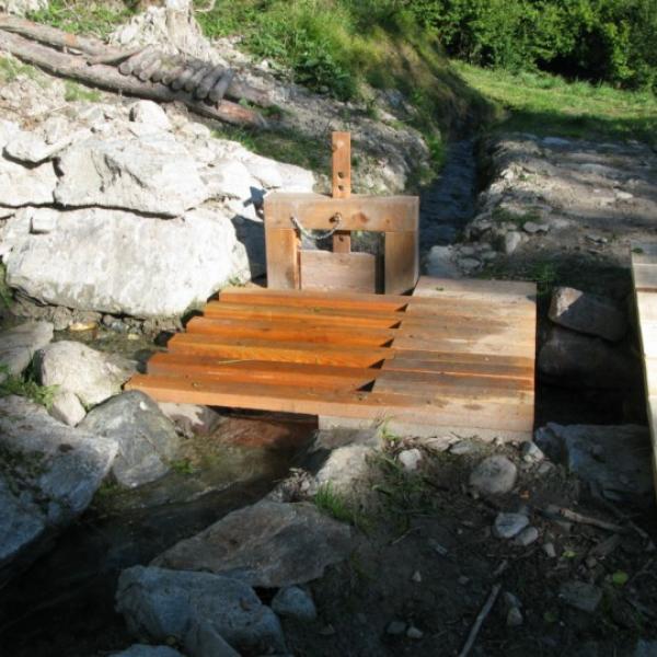 Valais (Svizzera) La pratica dei canali (bisse) è ancora utilizzata e supportata da interessi e regole comunitarie. Sopra : deviazione delle bisse tramite il tradizionale dispositivo d'irrigazione. Sotto : chiusa e sistemi di condivisione dell'acqua