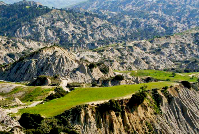 L'arida valle del fiume Basento (Basilicata)