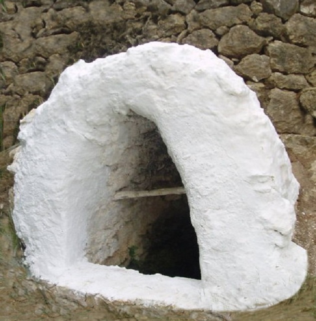 Ibiza (Spagna) Ingresso ad una cisterna sotterranea.