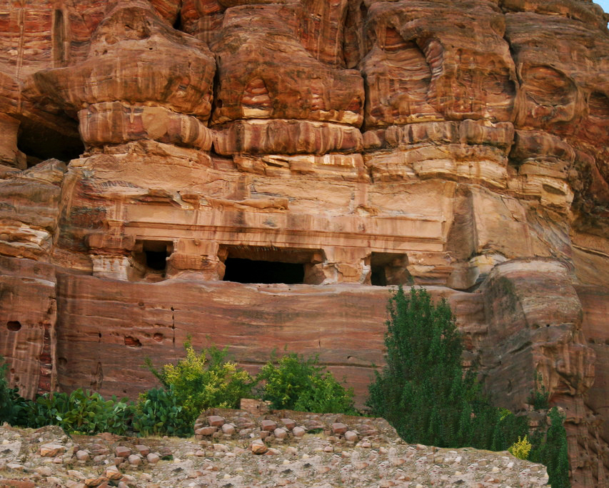 Petra - Il sistema di terrazzamenti chiamato ''khaur'', tipico dell'agricoltura Nabatea usato nel deseto del Negev, è tuttoggi visibile. Negli ambienti rurali, sono un mero sistema di terrazzamenti semi-circolari che mantengono i suoli, mentre, in aree urbane diventano un sistema di costruzioni più complesse. Sono stati scoperti anche alcuni esempi di tali sistemi costruiti con strati di carbone che filtrano l'acqua in modo da renderla potabile.