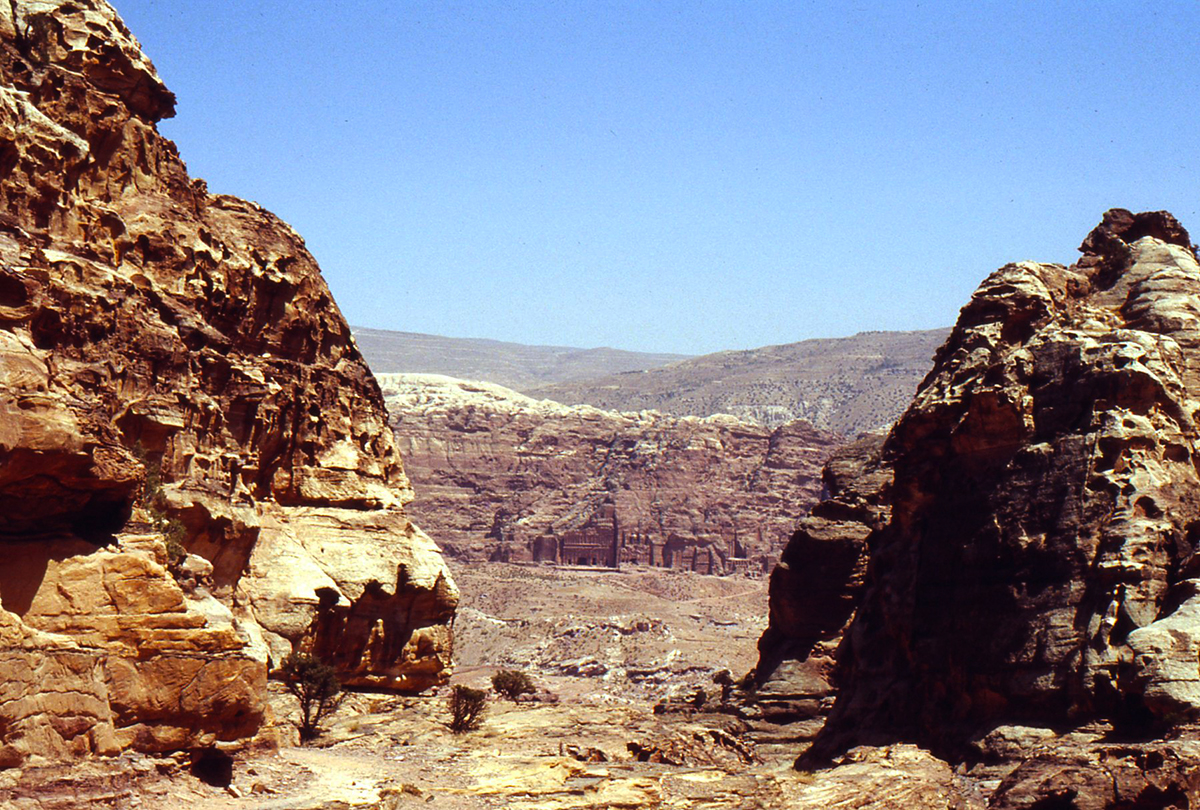 Petra sintetizza le conoscenze idrauliche Edomite e Nabatee. L'intero paesaggio roccioso è scolpito e organizzato in modo da non perdere una sola goccia di acqua della condensa sulle montagne, il deflusso lungo le pendici e le sporadiche ma, possibili inondazioni degli wadi.