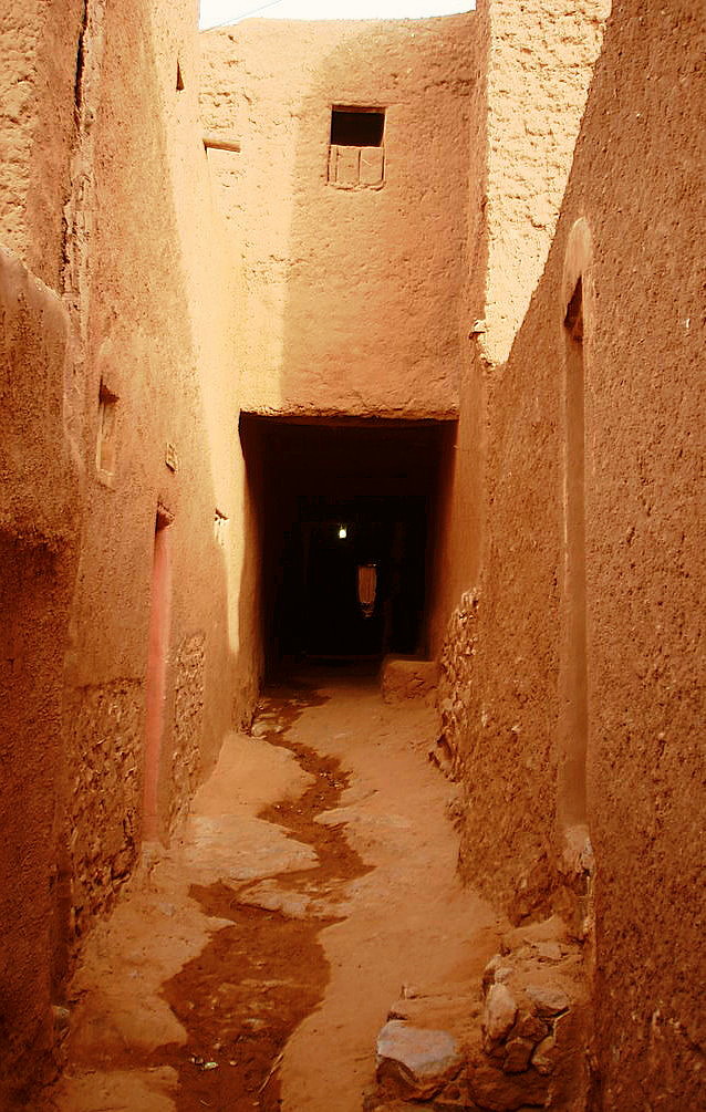 Le strette stradine dello ksar creano giochi di luce e ombra nei passaggi coperti