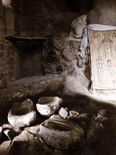 Grotta di Nakuta La'ab (Monastero - Etiopia) La grotta, attrezzata nella preistoria per la captazione delle acque di stillicidio, èp ancora oggi un luogo sacro della religione Copta grazie alla sua acqua sana e benefica