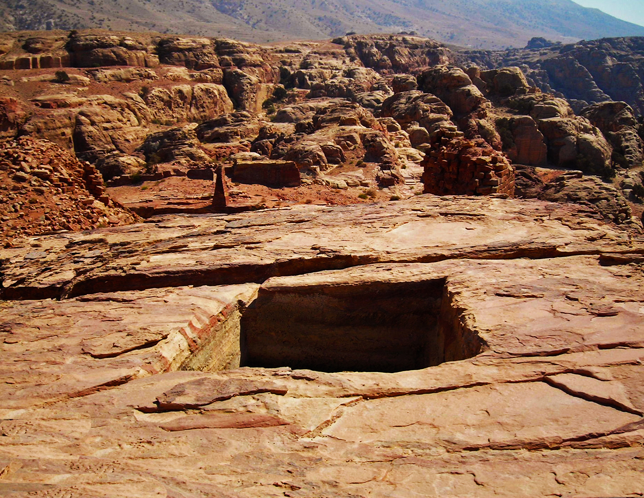 La parte superiore di Petra è il sacro vertice dove le prime piogge e la rugiada della notte vengono raccolte in una vasca a doppio cerchio. (foto sopra) L'acqua, poi, viene convogliata a valle nelle cisterne. (foto sotto)