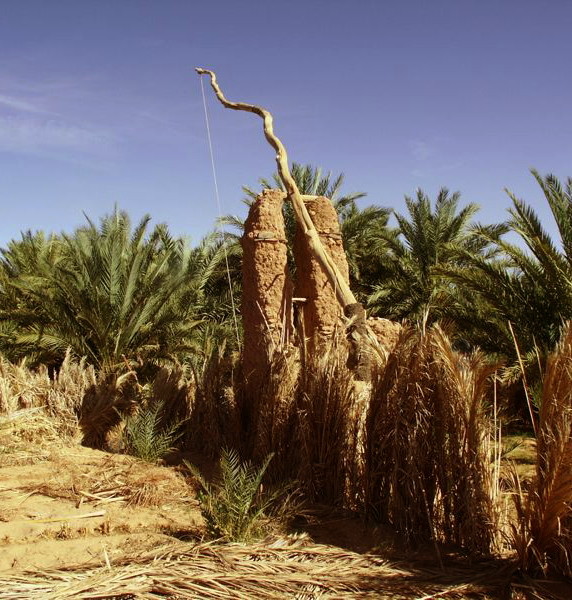 Wadi Saoura (Algeria) I lunghi bilancieri posti su alti montanti di adobe, qui chiamati Khottara e molto simili a quelli antichi egiziani e agli shaduf arabi, consentono di attingere l'acqua dai pozzi scavati che è ricca di sedimenti dello wadi