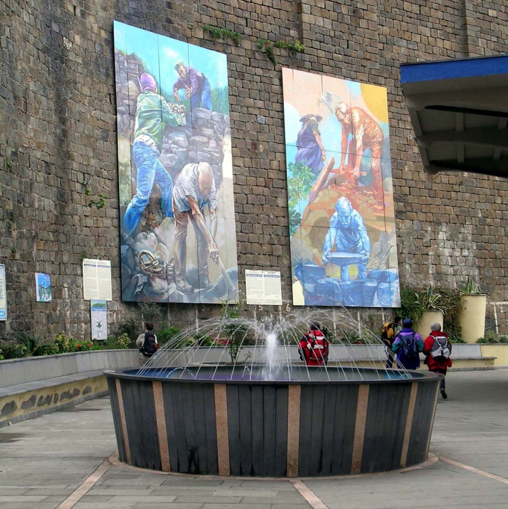 Corniglia (Cinque Terre) Sistema di terrazzamenti in pietra Riomaggiore (Cinque Terre-Liguria) L'utilizzo di sistemi di terrazzamento diventa un marchio d'identità che si celebra sui dipinti murali di un antico maestro, presso la stazione della piccola città