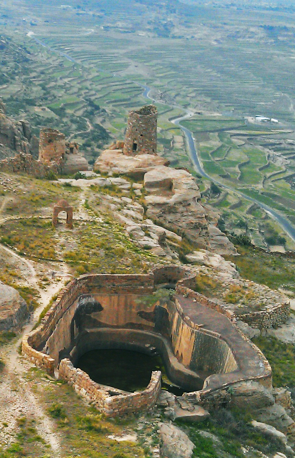 Thula (Yemen) I grandi serbatoi per la conservazione dell'acqua sull'acropoli di Thula, avevano dimensioni sufficienti per fornire acqua ai campi e alle case circostanti anche in caso di assedio