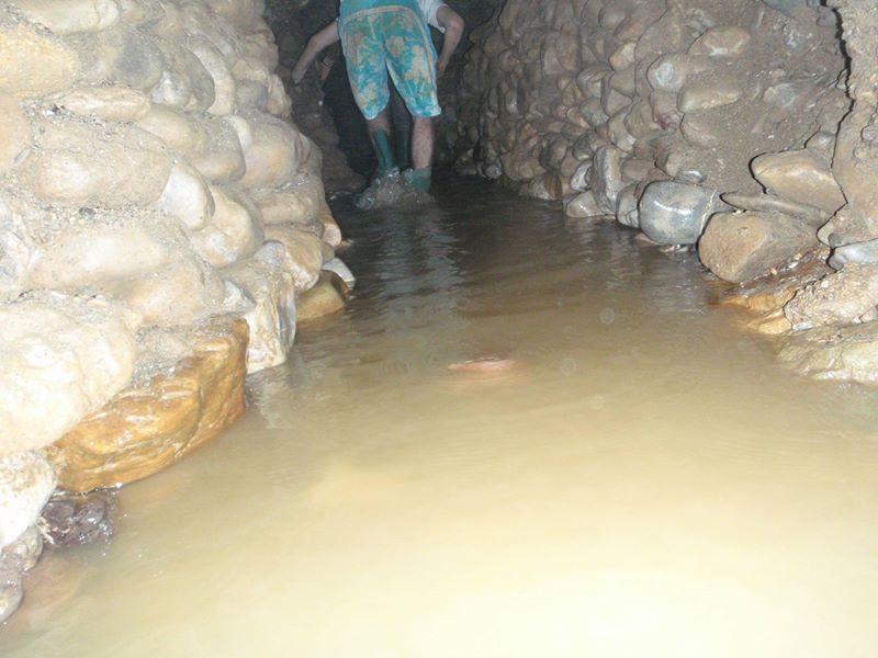 Canale d'acqua tra i muretti a secco