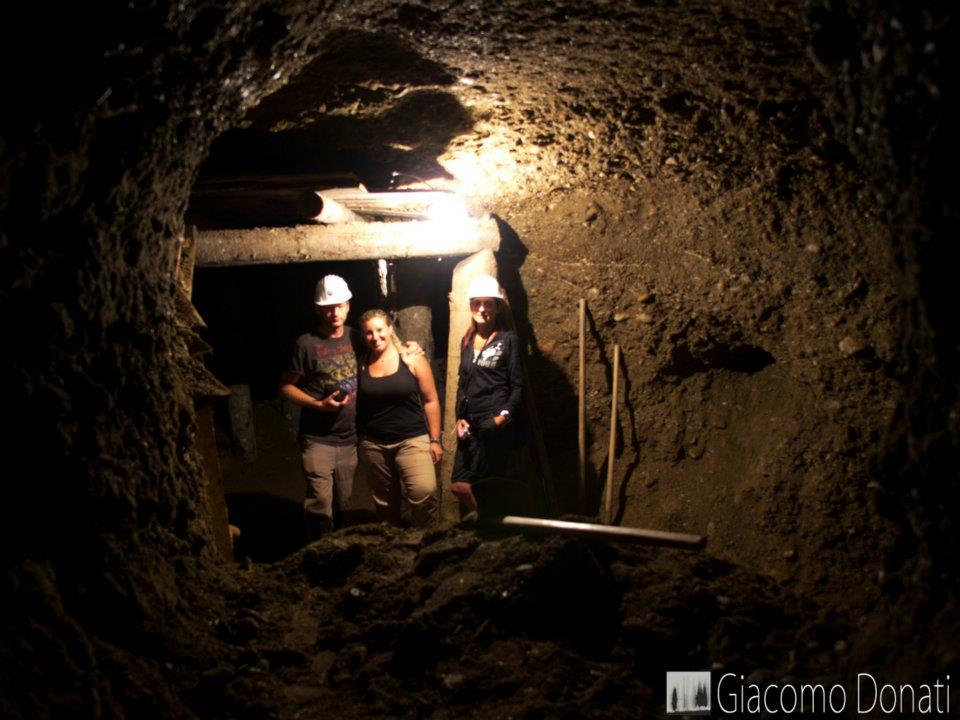 L'architetto Natalia Tarabella e l'archeologa Sara Acconci all'interno del tunnel Ravne
