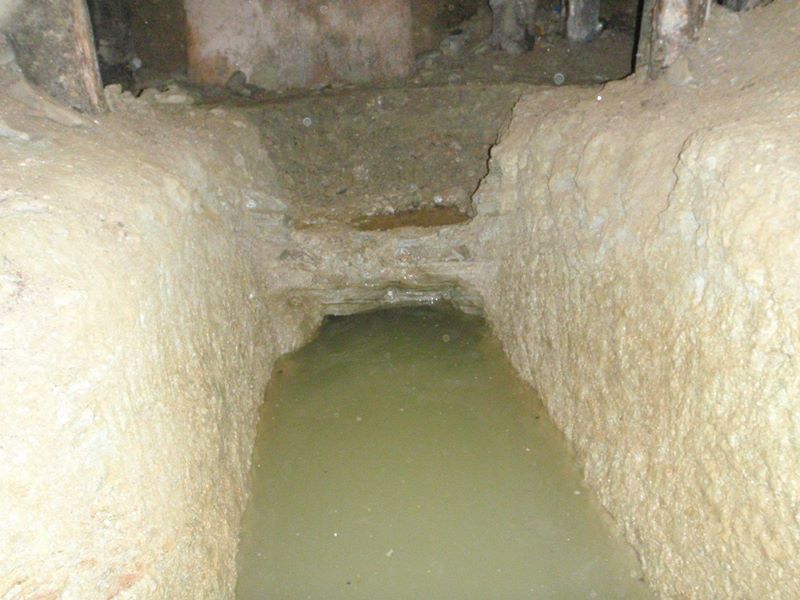 L'acqua ricopre la fossa