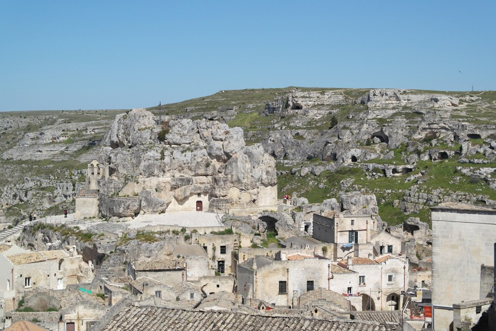 La Rupe dell'Idris scavata nel suo interno da piani ipogei coperti dalla parte costruita.Sullo sfondo sono visibili le grotte allo stato naturale che rappresentano l'aspetto originario 