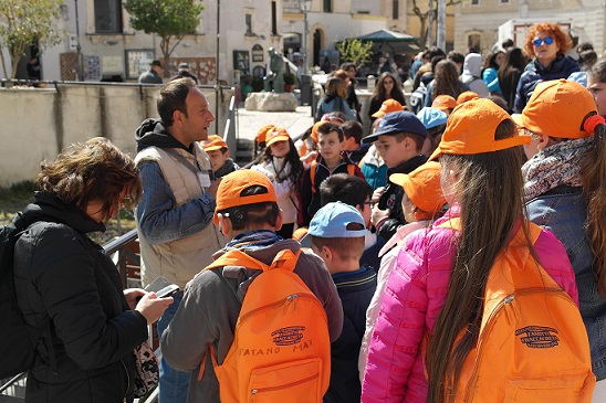 Angelo con gli alunni delle elementari in Piazza Vittorio Veneto