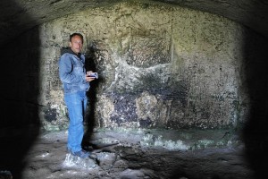 Angelo di fronte alla nicchia sulla parete di fondo della grotta