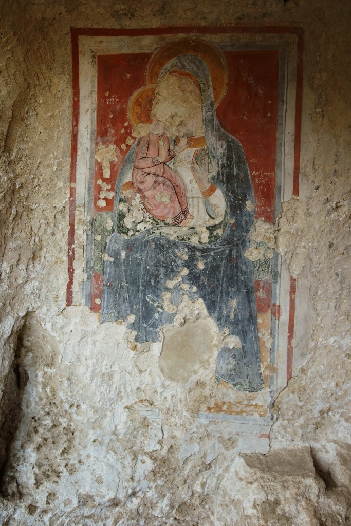 Madonne delle Tre Porte - L'affresco del Madonna con il Bambino dove mancano i volti rubati