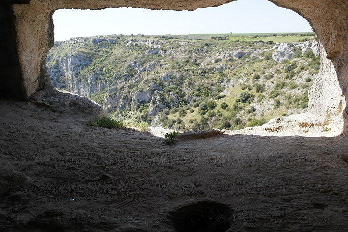 La vista dellla gravina da una grotta