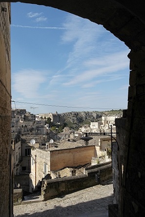 Sotto l'arco vicino alla casa di Antonietta